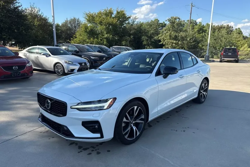 2023 Volvo S60 B5 Plus photo 1