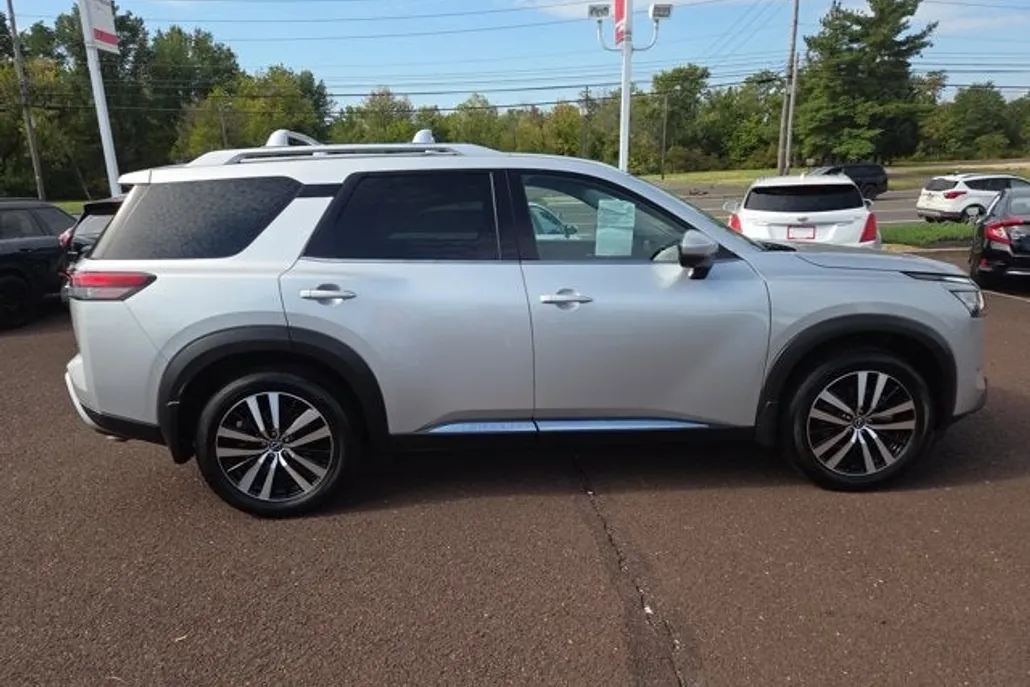 2023 Nissan Pathfinder Platinum photo 1