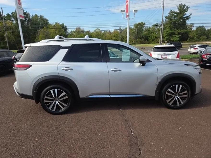 2023 Nissan Pathfinder Platinum photo 1