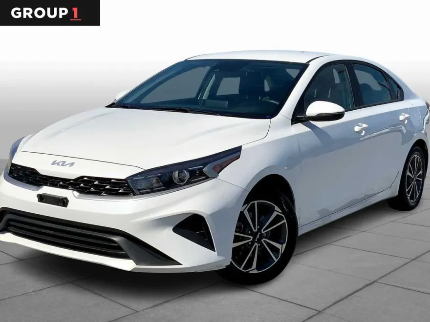 2023 Kia Forte LXS photo 1