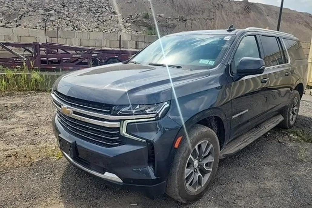 2022 Chevrolet Suburban LT photo 1