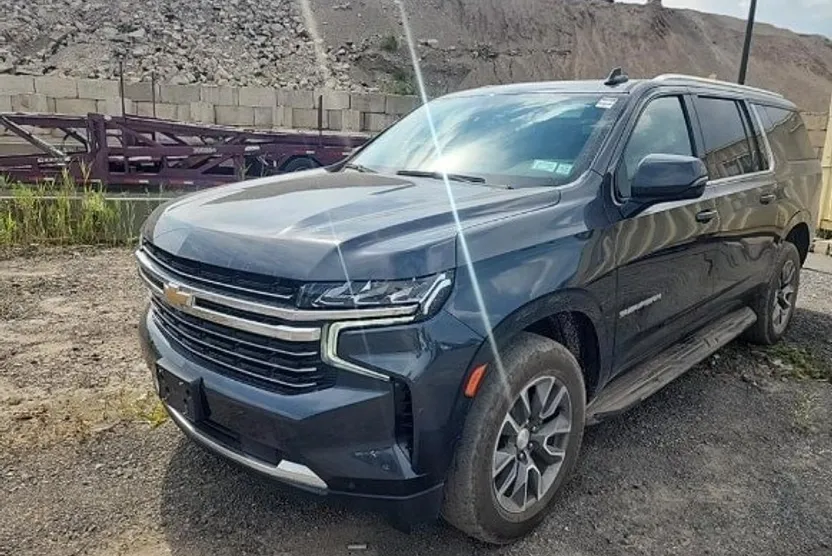 2022 Chevrolet Suburban LT photo 1