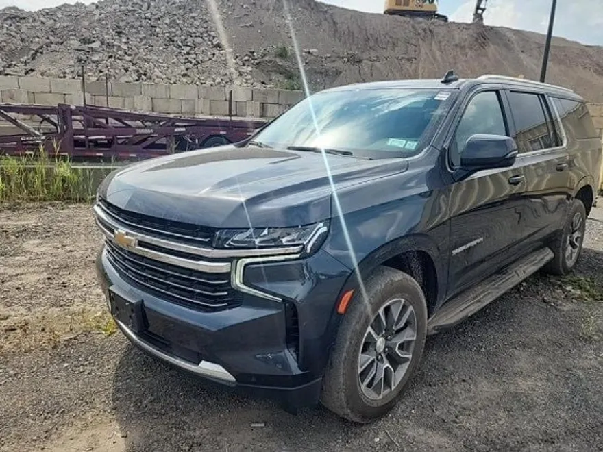 2022 Chevrolet Suburban LT photo 1