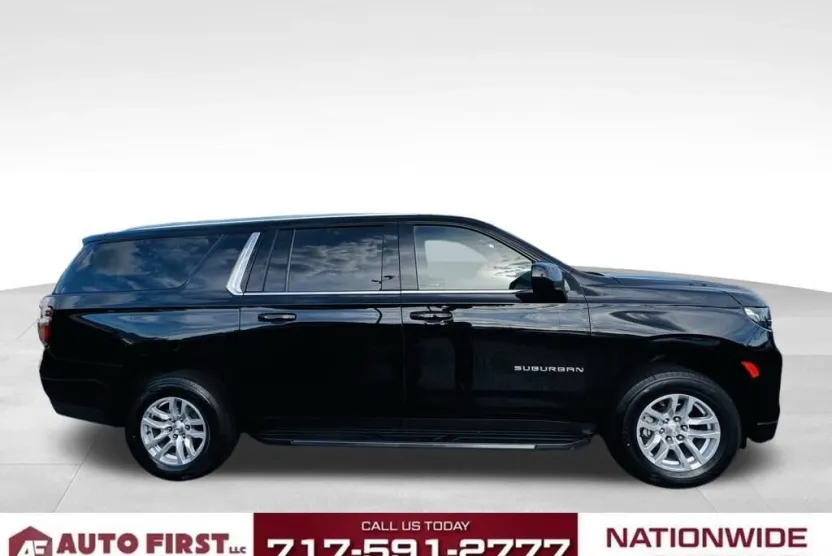 2022 Chevrolet Suburban LT photo 1