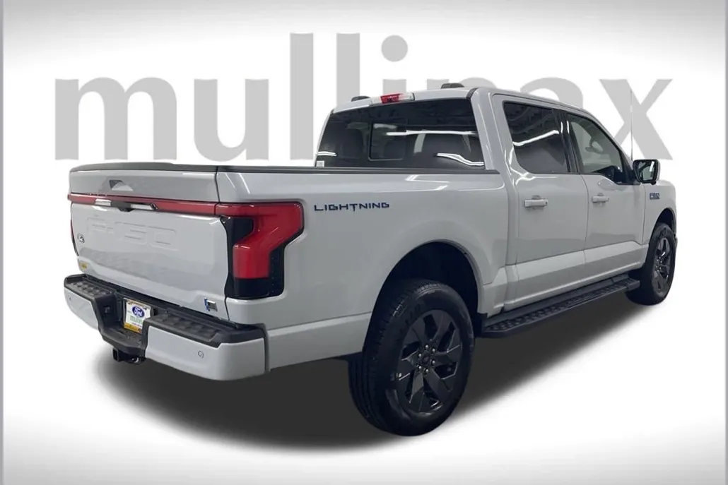 2025 Ford F-150 Lightning Lariat photo 1