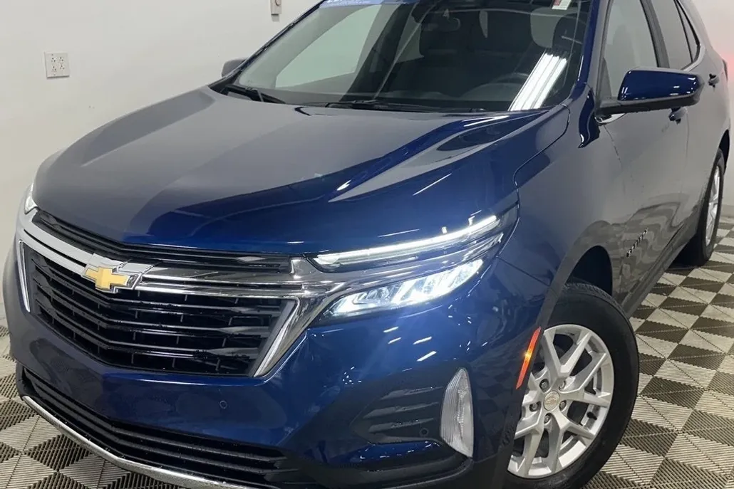 2023 Chevrolet Equinox LT photo 1