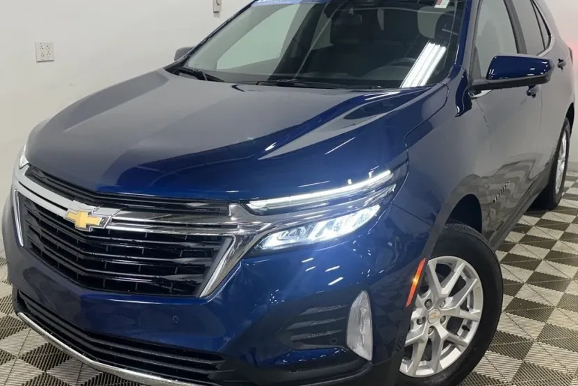 2023 Chevrolet Equinox LT photo 1