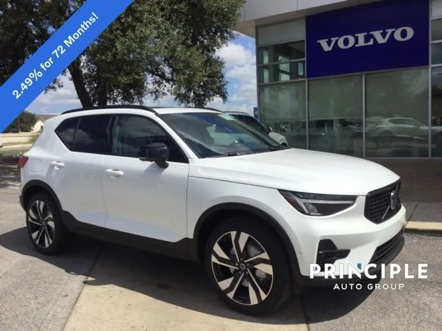 2026 Volvo XC40 Plus photo 1