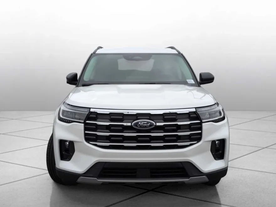 2025 Ford Explorer photo 1