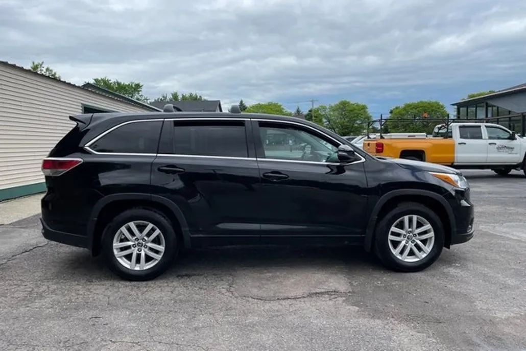2016 Toyota Highlander LE photo 1