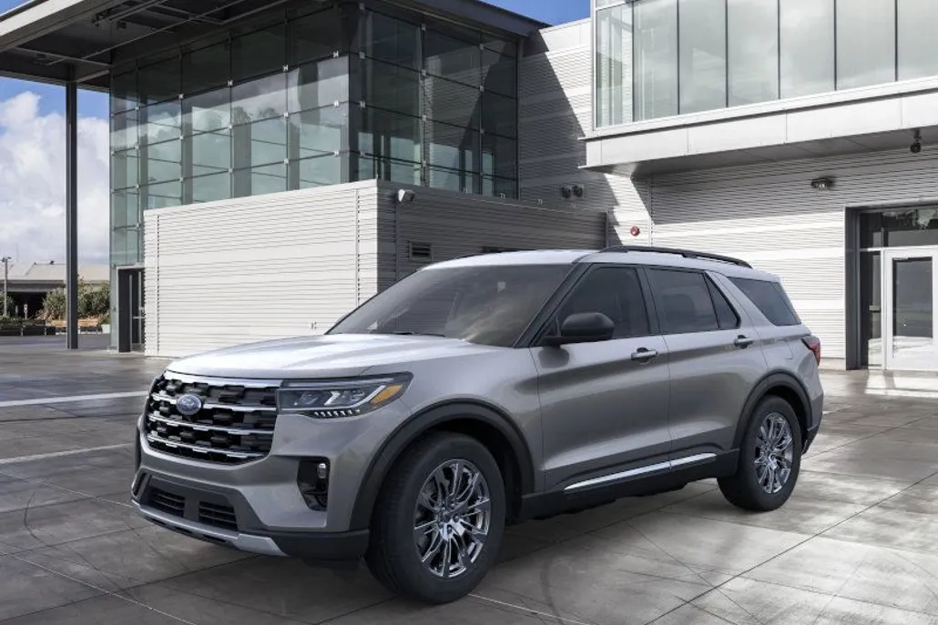 2025 Ford Explorer photo 1