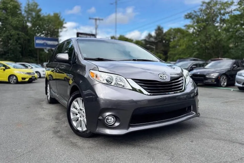 2017 Toyota Sienna XLE photo 1
