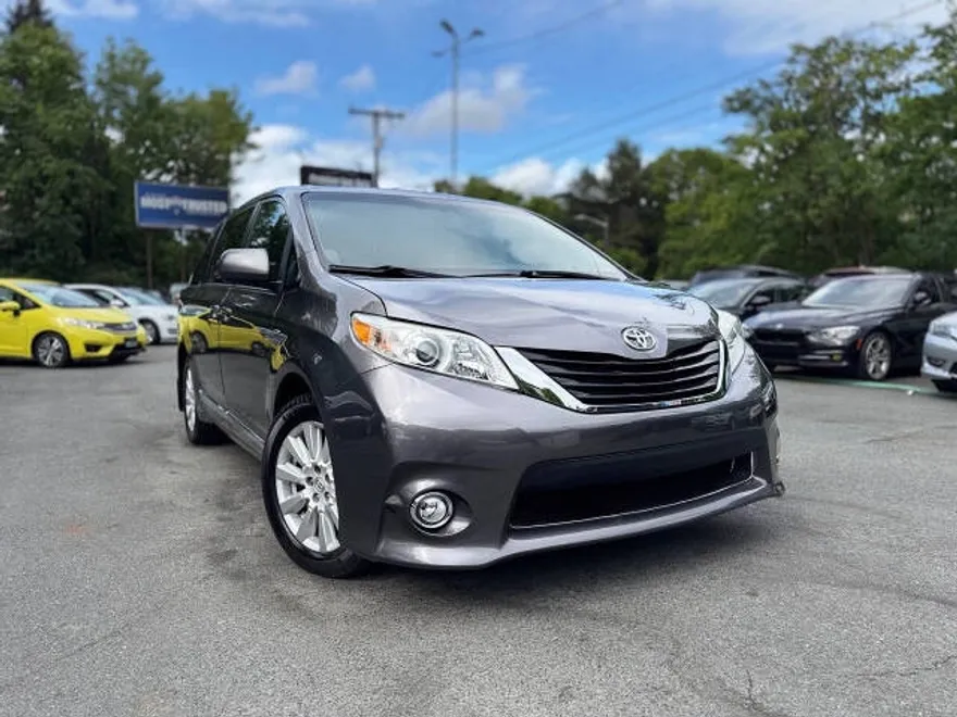 2017 Toyota Sienna XLE photo 1