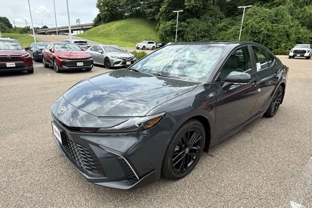 2025 Toyota Camry SE photo 1
