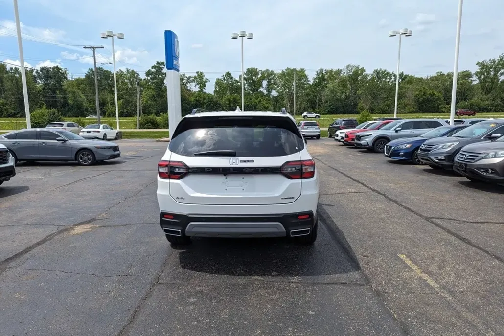 2025 Honda Pilot Touring photo 1