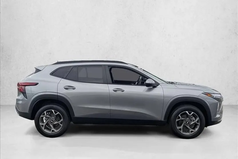 2025 Chevrolet Trax LT photo 1