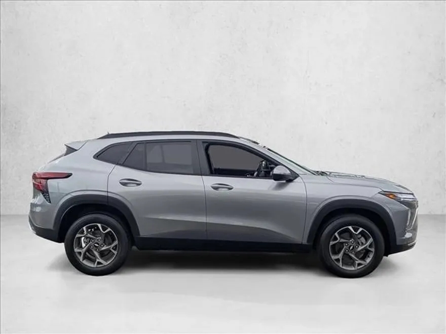 2025 Chevrolet Trax LT photo 1