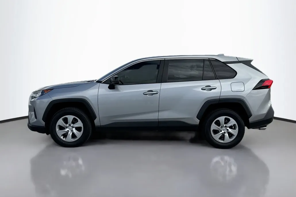 2022 Toyota RAV4 LE photo 1