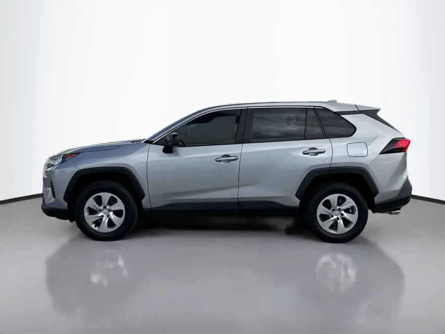 2022 Toyota RAV4 LE photo 1