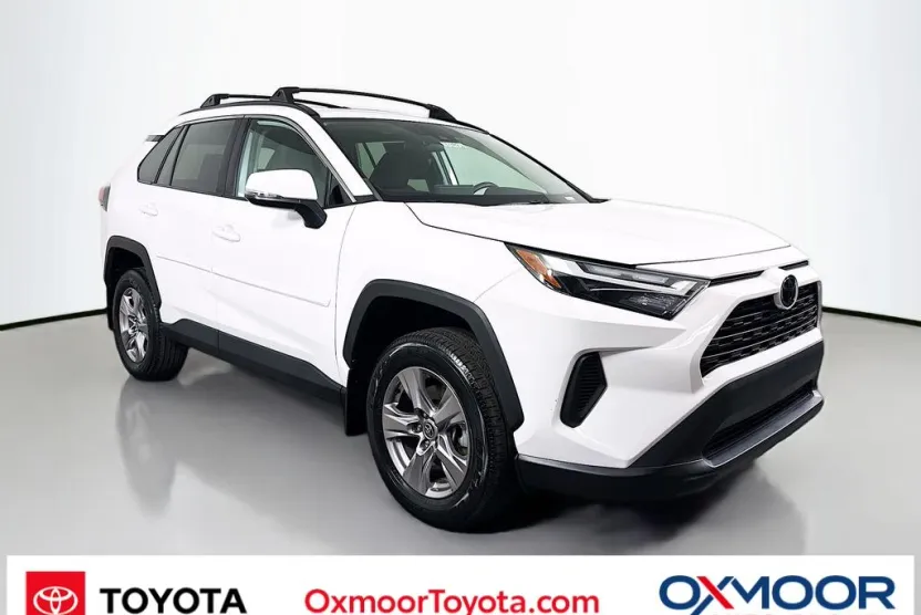 2022 Toyota RAV4 XLE photo 1