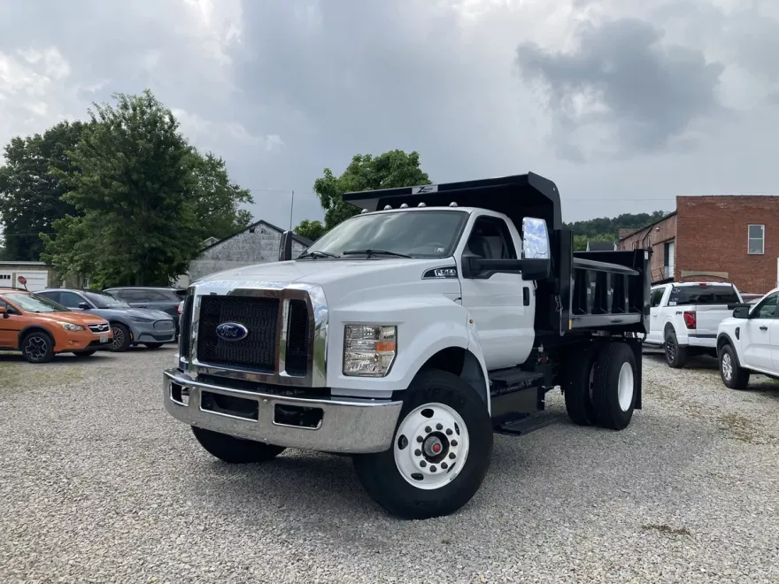 2024 Ford F-750 SuperCab photo 1