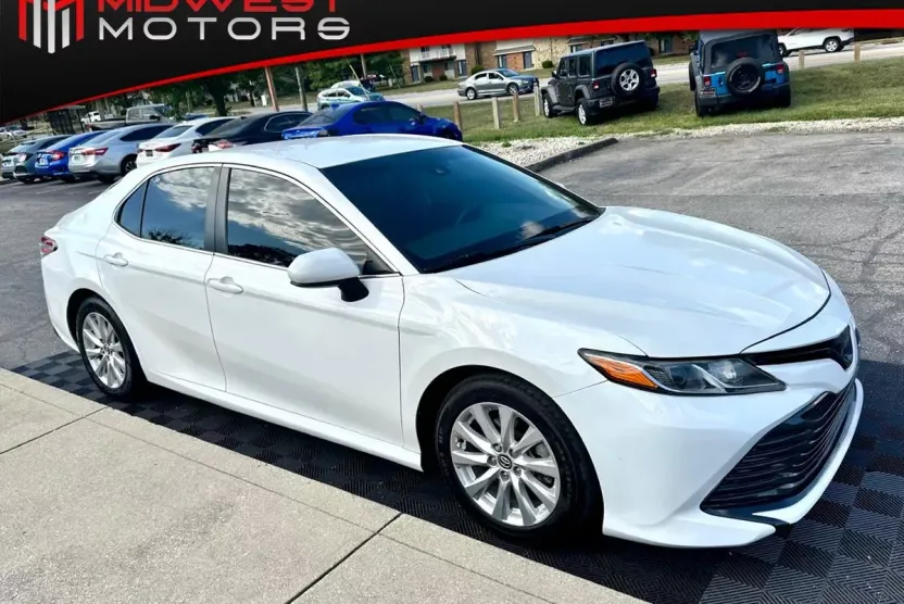 2019 Toyota Camry SE XLE photo 1