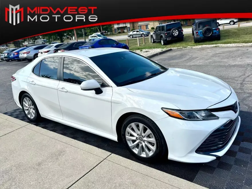 2019 Toyota Camry SE XLE photo 1