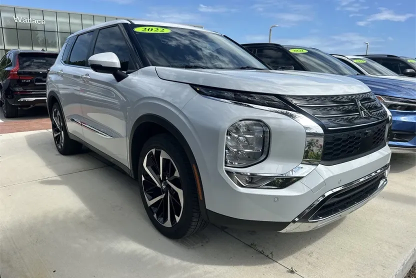 2022 Mitsubishi Outlander SE photo 1