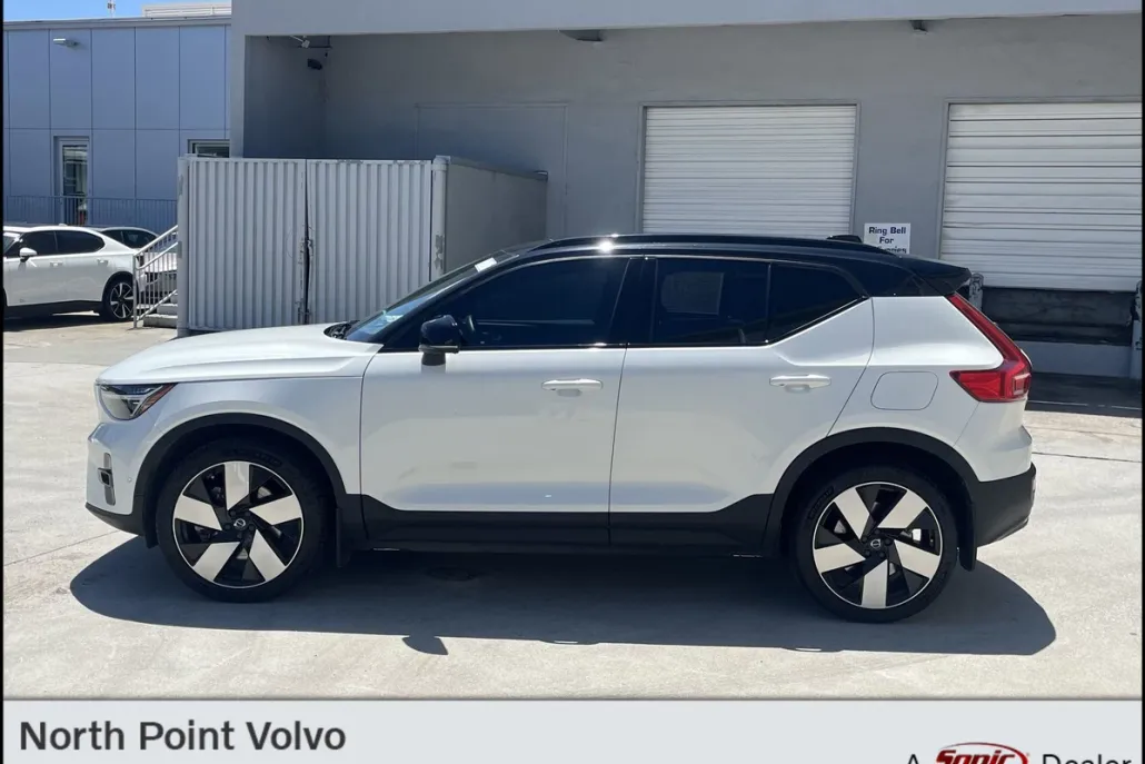 2023 Volvo XC40 Recharge Twin Ultimate photo 1