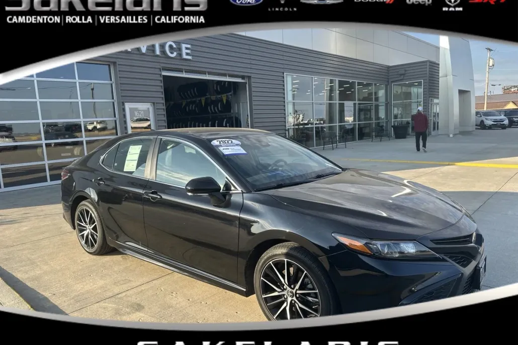 2022 Toyota Camry SE photo 1
