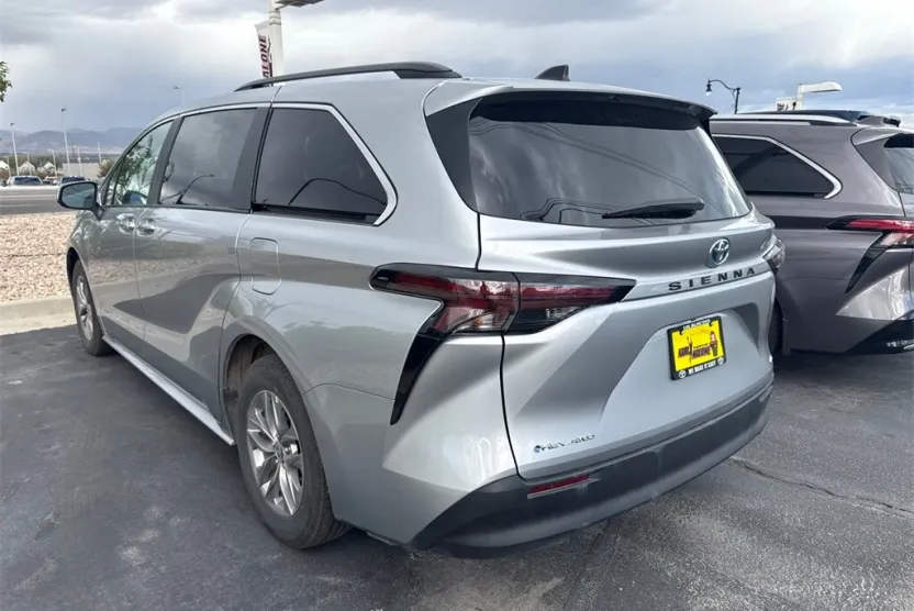 2025 Toyota Sienna LE photo 1