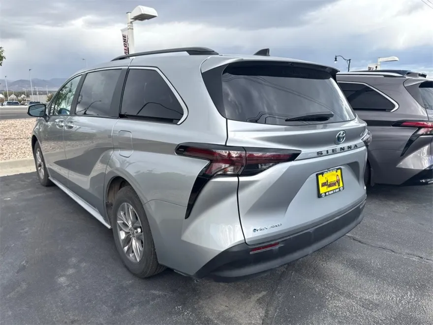 2025 Toyota Sienna LE photo 1