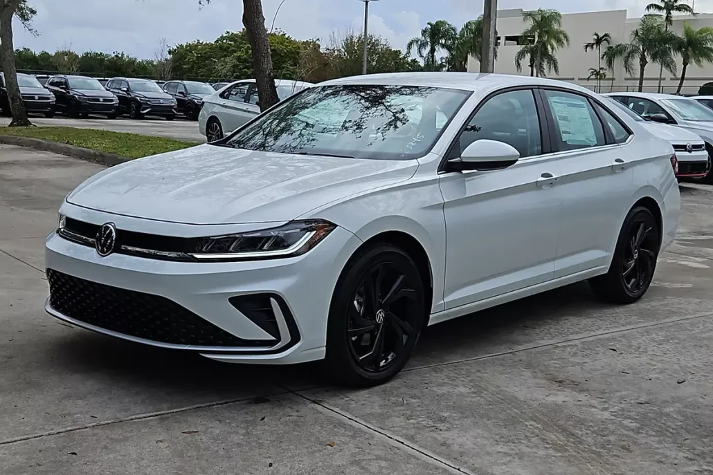 2025 Volkswagen Jetta SE photo 1