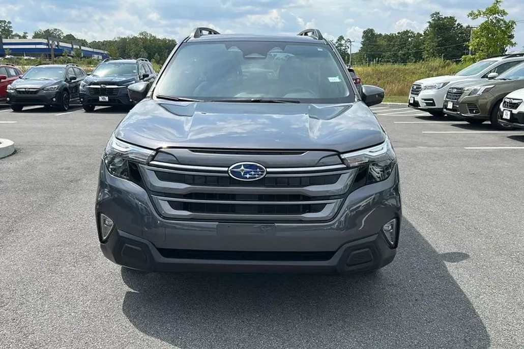 2025 Subaru Forester Premium photo 1