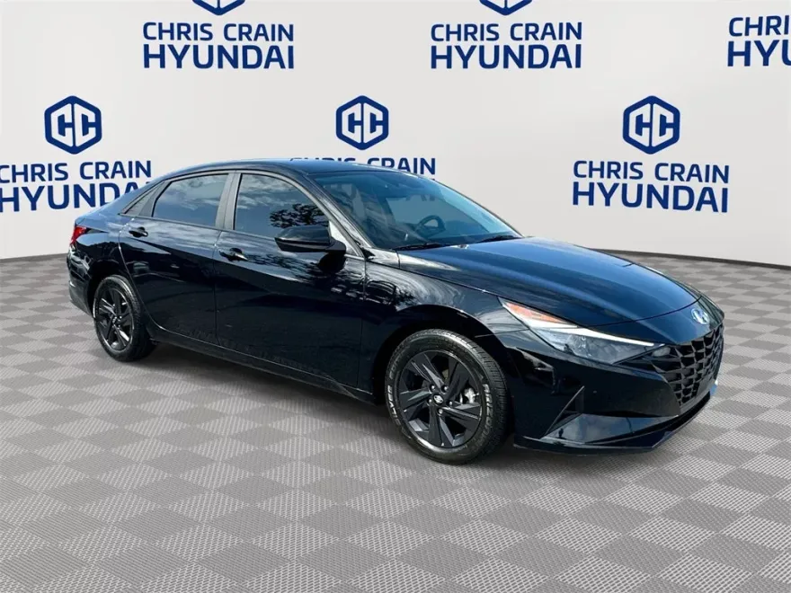 2022 Hyundai Elantra SEL Convenience photo 1