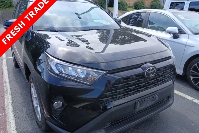 2021 Toyota RAV4 XLE photo 1