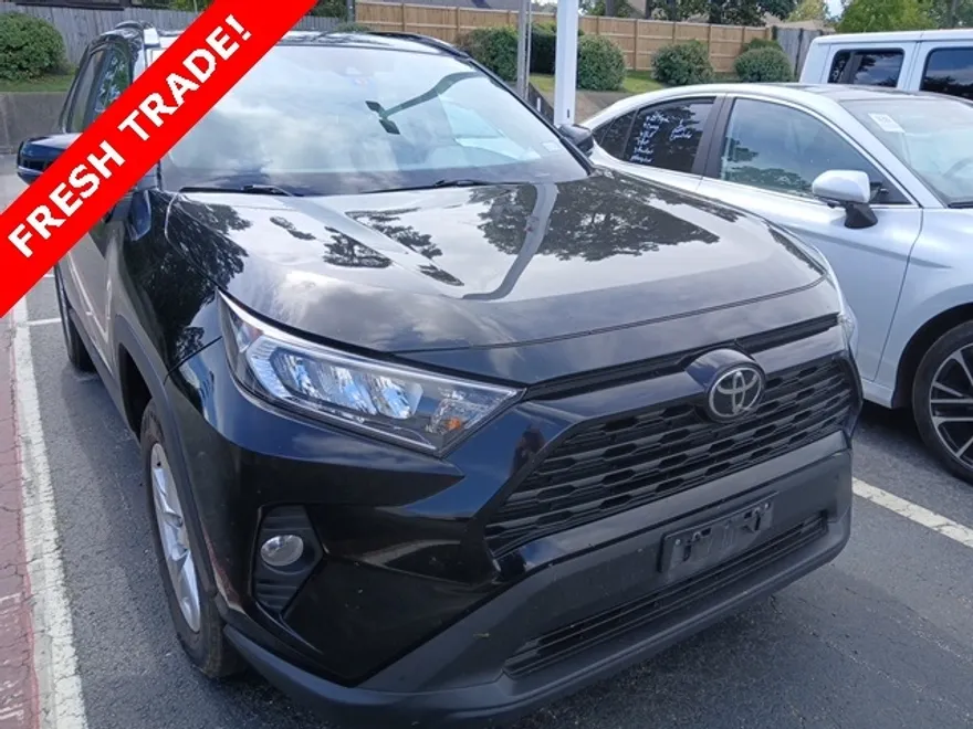 2021 Toyota RAV4 XLE photo 1