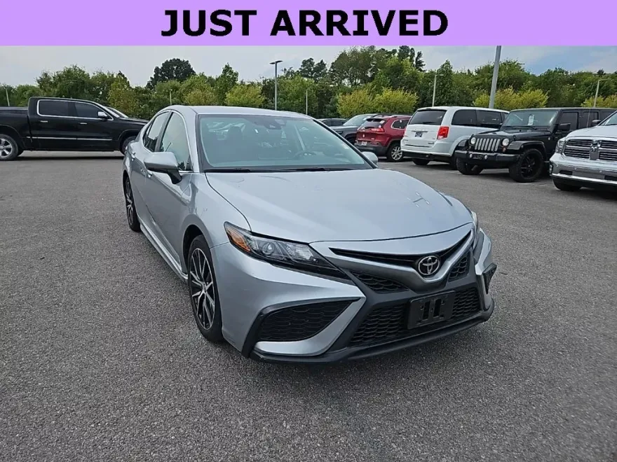 2024 Toyota Camry SE photo 1