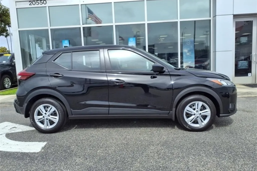 2025 Nissan Kicks Play S photo 1