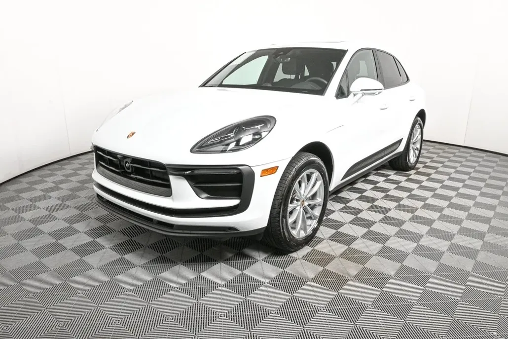 2025 Porsche Macan T photo 1