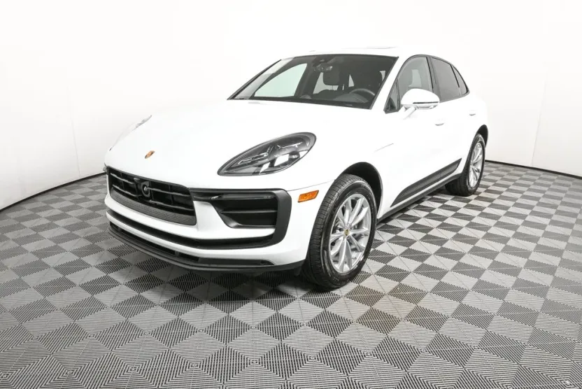 2025 Porsche Macan T photo 1