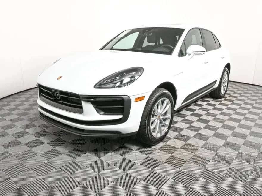 2025 Porsche Macan T photo 1