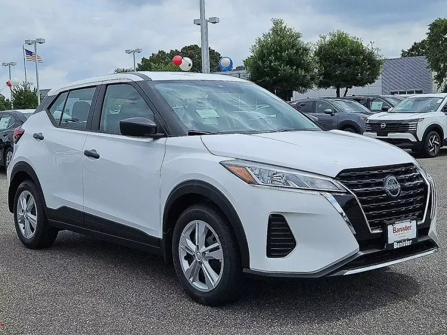 2025 Nissan Kicks Play S photo 1