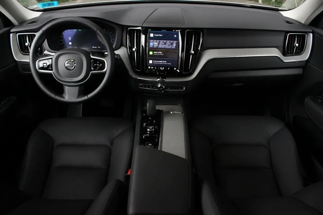 2025 Volvo XC60 B5 Plus photo 1