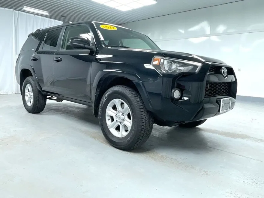 2019 Toyota 4Runner SR5 photo 1