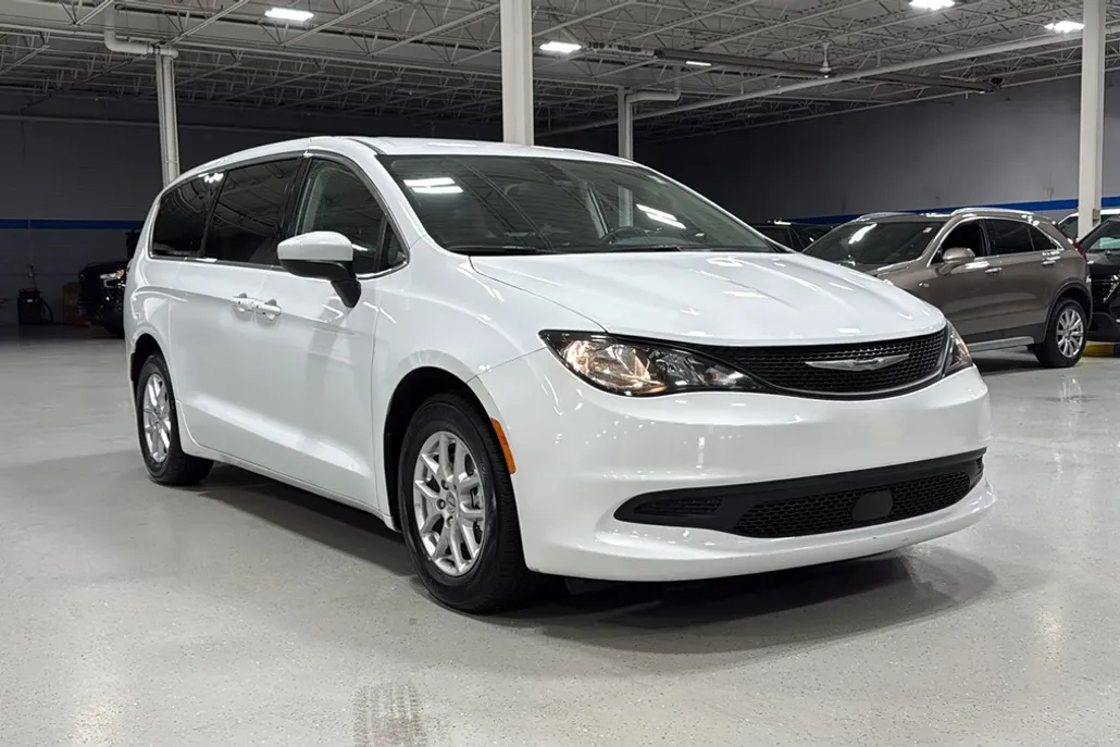 2022 Chrysler Voyager LX photo 1