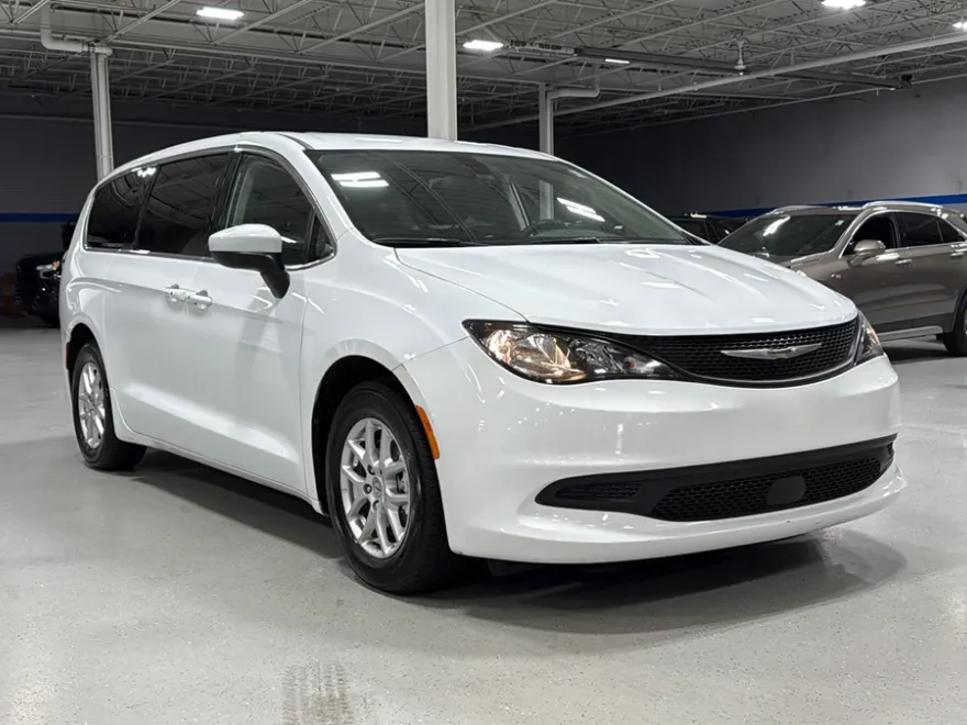 2022 Chrysler Voyager LX photo 1