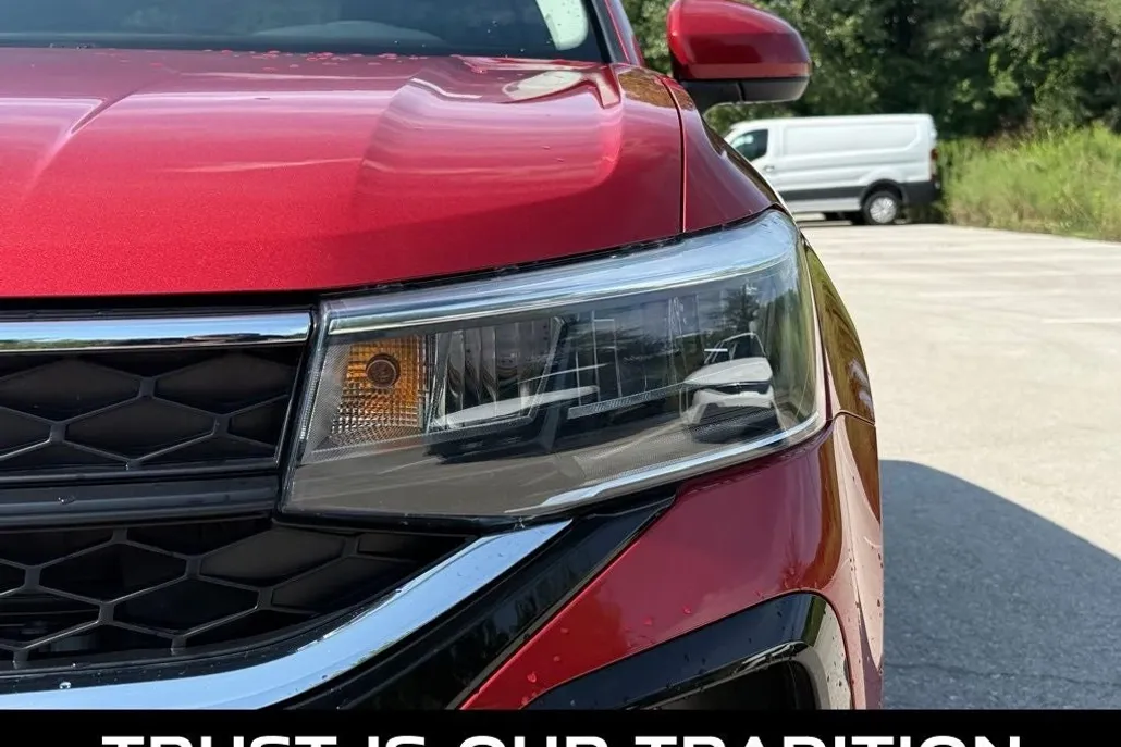 2022 Volkswagen Taos SE photo 1