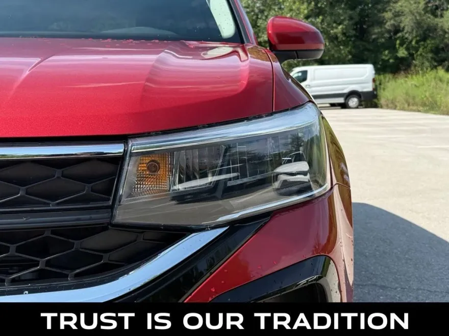 2022 Volkswagen Taos SE photo 1