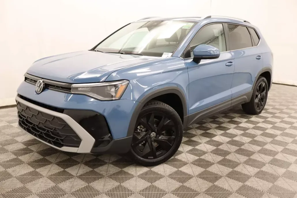 2025 Volkswagen Taos SE photo 1